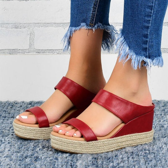 Zomerse dames sandalen op een platform
