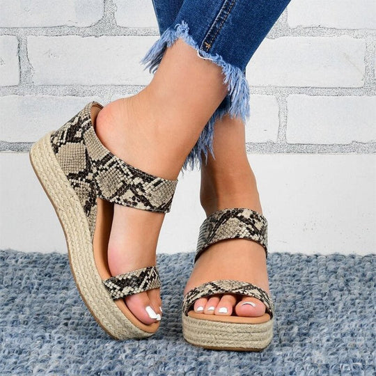 Zomer dames sandalen op een platform