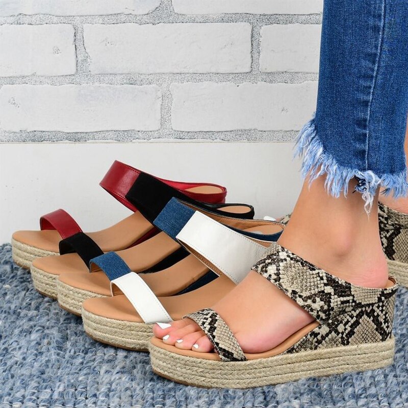 Zomerse dames sandalen op een platform