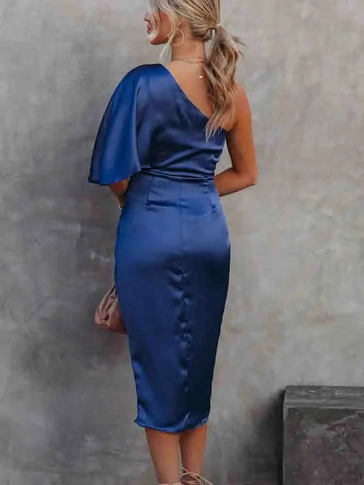 Asymmetrische satijnen jurk met blote schouder