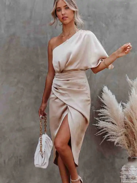 Asymmetrische satijnen jurk met blote schouder