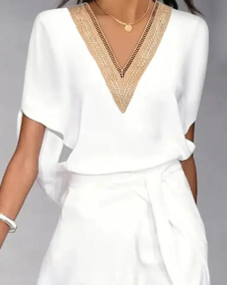 Zwevende jurk met een omslagrok en versierde halslijn