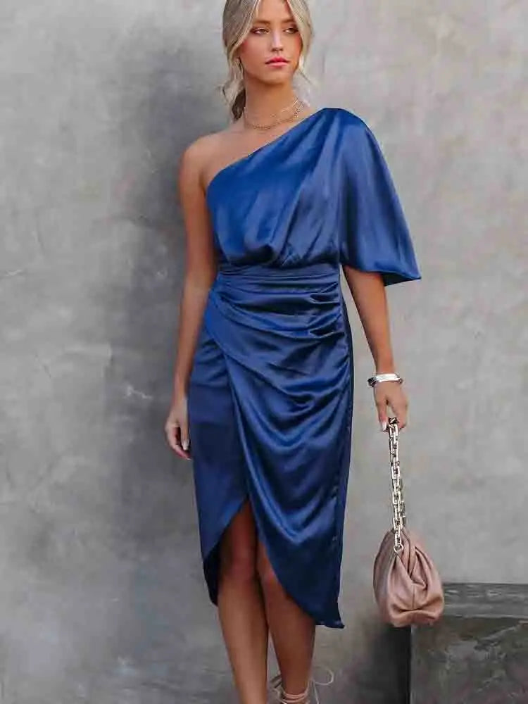 Asymmetrische satijnen jurk met blote schouder