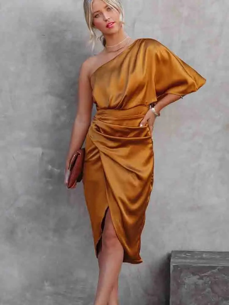 Asymmetrische satijnen jurk met blote schouder