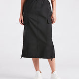 Zij is een Trendsetter Nylon Parachute Midi Rok