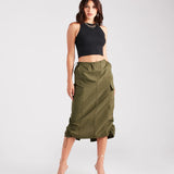 Zij is een Trendsetter Nylon Parachute Midi Rok