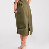 Zij is een Trendsetter Nylon Parachute Midi Rok