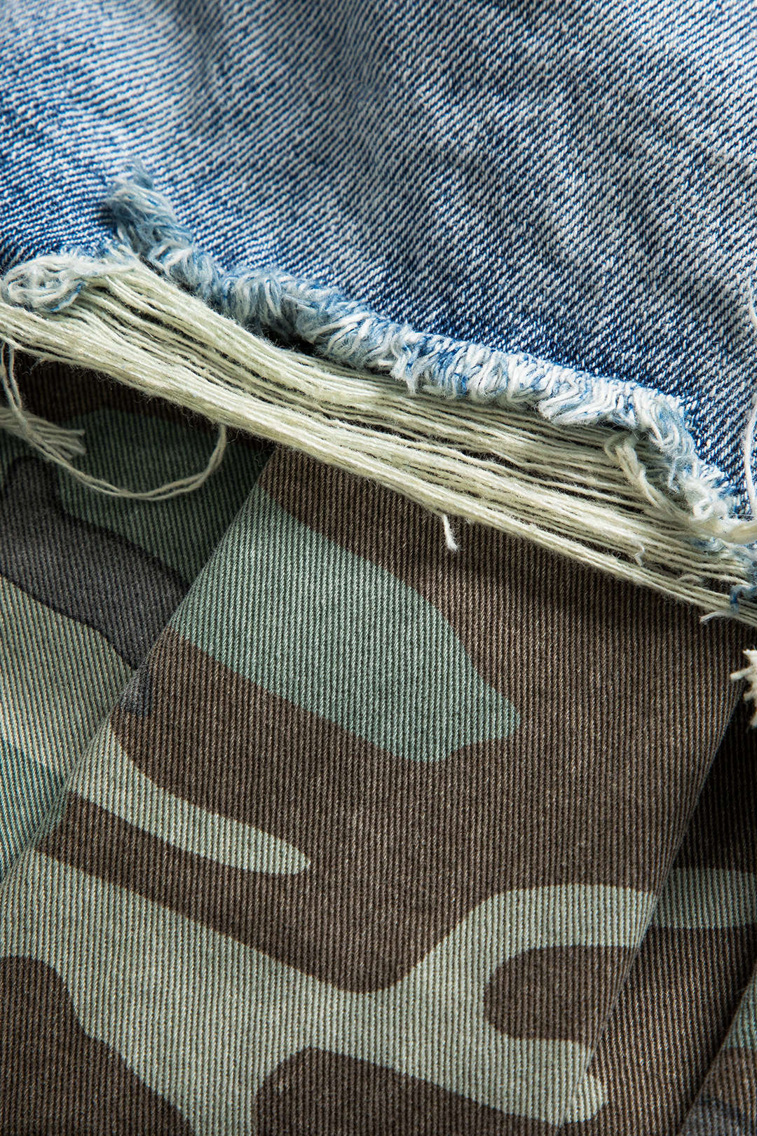 Camo Print Denim Patchwork Knopzak Jeans