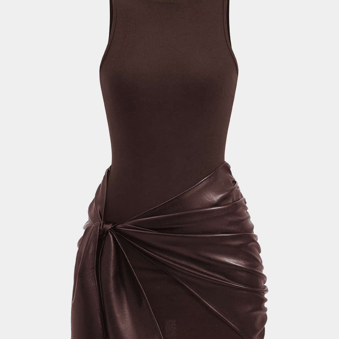 Knoop Voorkant Mouwloze Mini Jurk – Edgy en Elegant in Eén Look