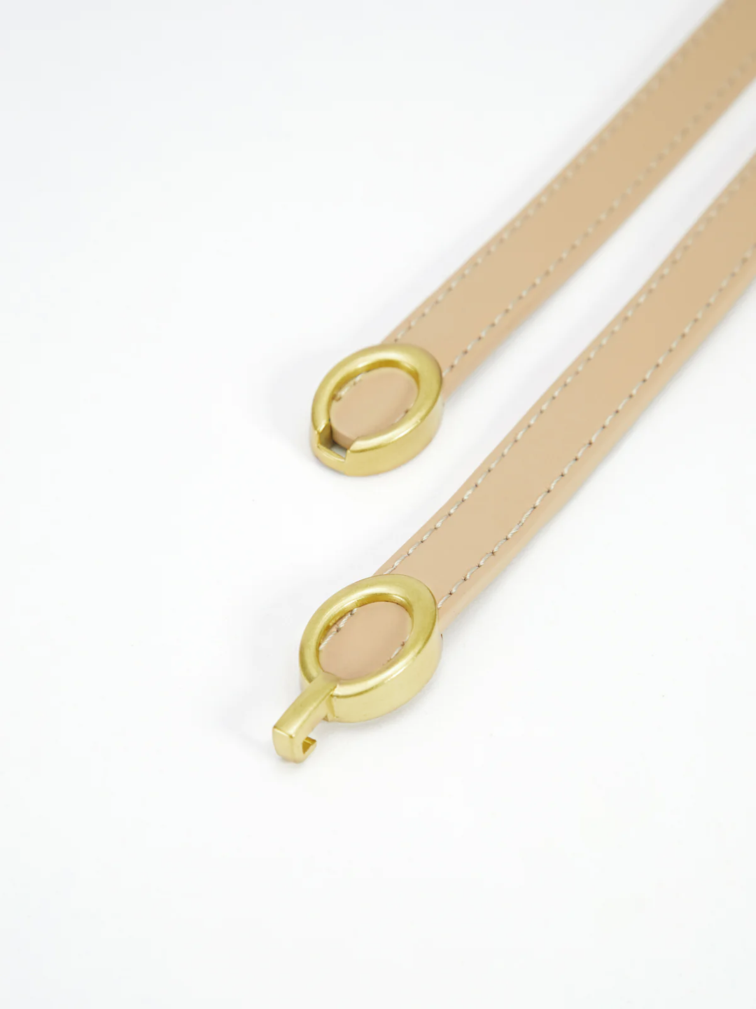 Smalle leren riem met ringengesp dames
