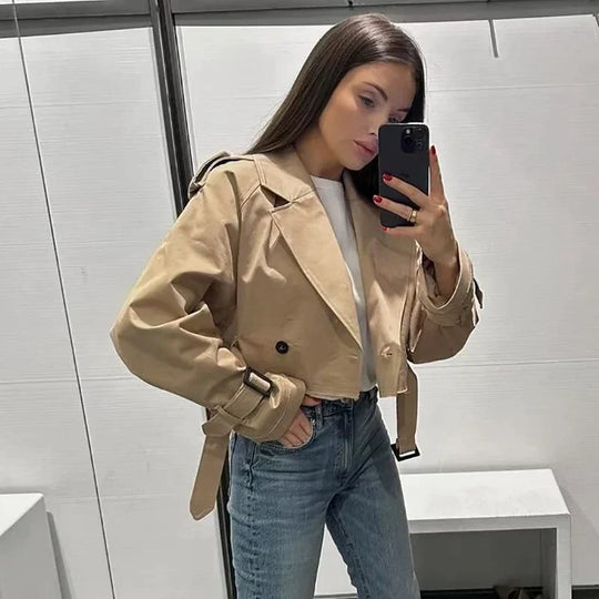 Heidi | Kurzer Trenchcoat | Zeitlose Eleganz und Moderner Chic