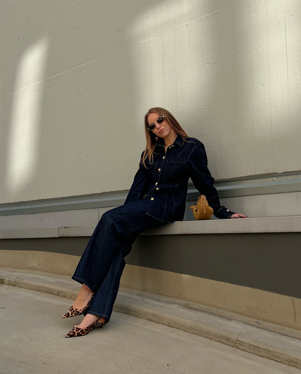 Denim Co-ord Set Dames – Spijkerblouse met Gouden Knopen & Flared Jeans