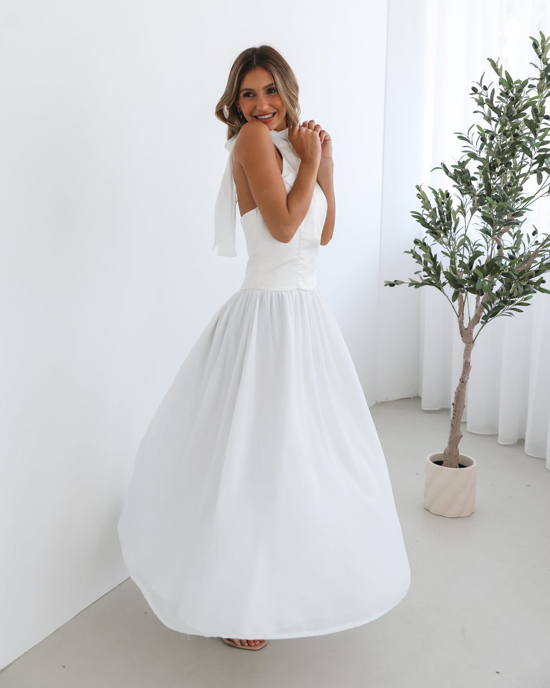 Francille Jurk | Wit |Dames | Halternek | Vloeiende Rok | Maxi Lengte