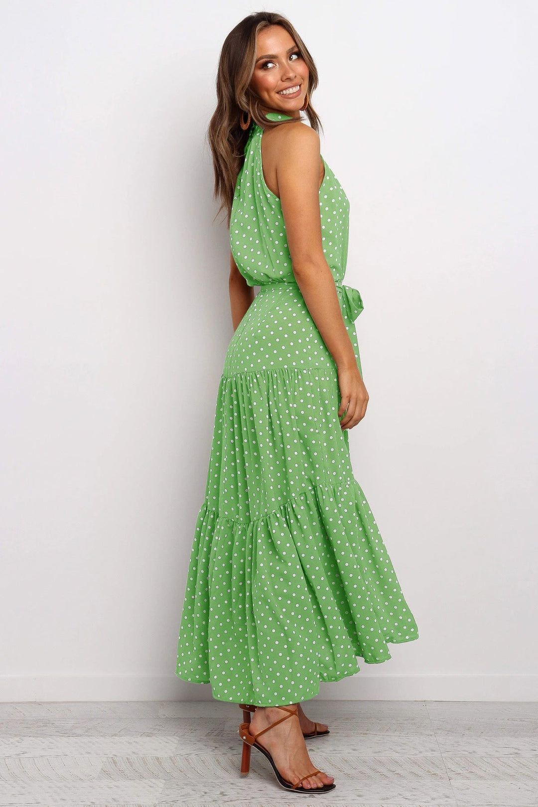 Elegante Midi Jurk met Stipjes en Halsband
