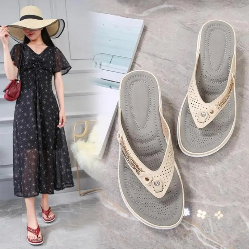 Elegante dames sandalen op een sleehak met decoratieve details