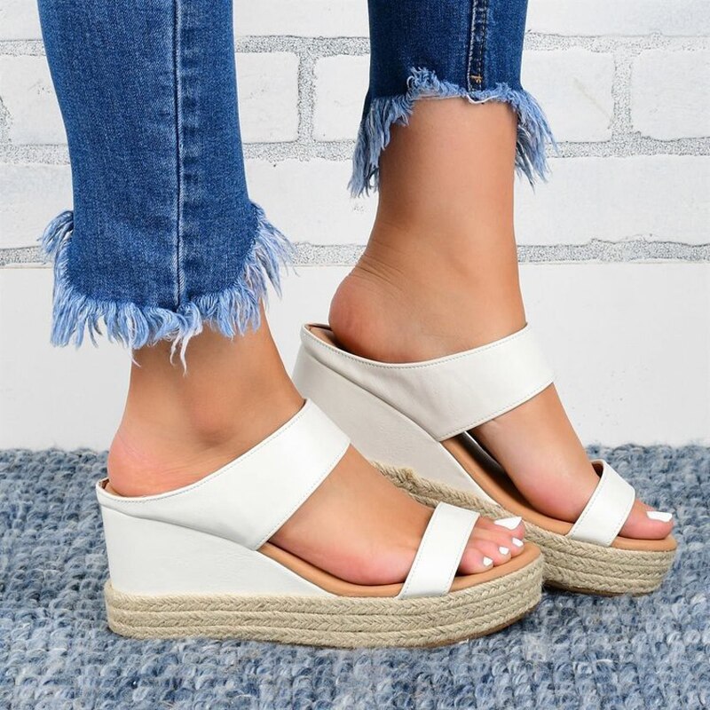 Zomer dames sandalen op een platform