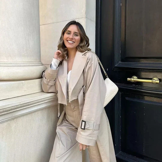 Heidi | Kurzer Trenchcoat | Zeitlose Eleganz und Moderner Chic