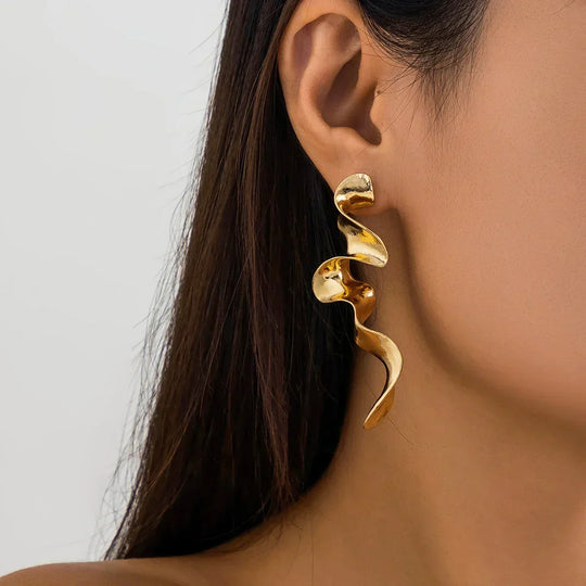 Annelou | Elegante Golvende Hangende Oorbellen voor Vrouwen