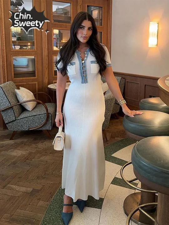 Elegante maxi-jurk met korte mouwen en decoratieve sluiting