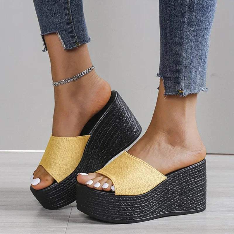 Stijlvolle dames sandalen op een platform met zachte banden