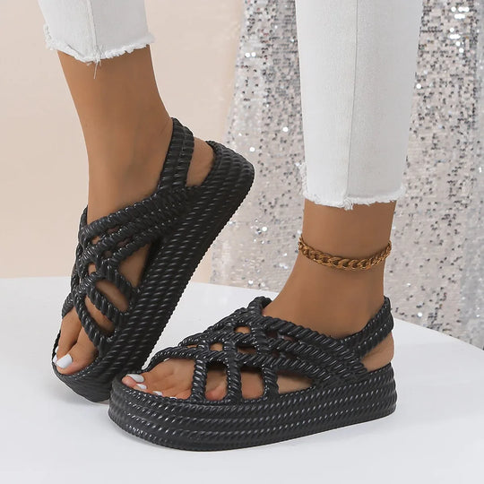 Dames sandalen op een platform met gevlochten banden