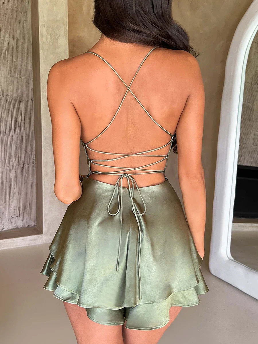 Satijnen dames jumpsuit jurk met ruches en strikdetail op de rug