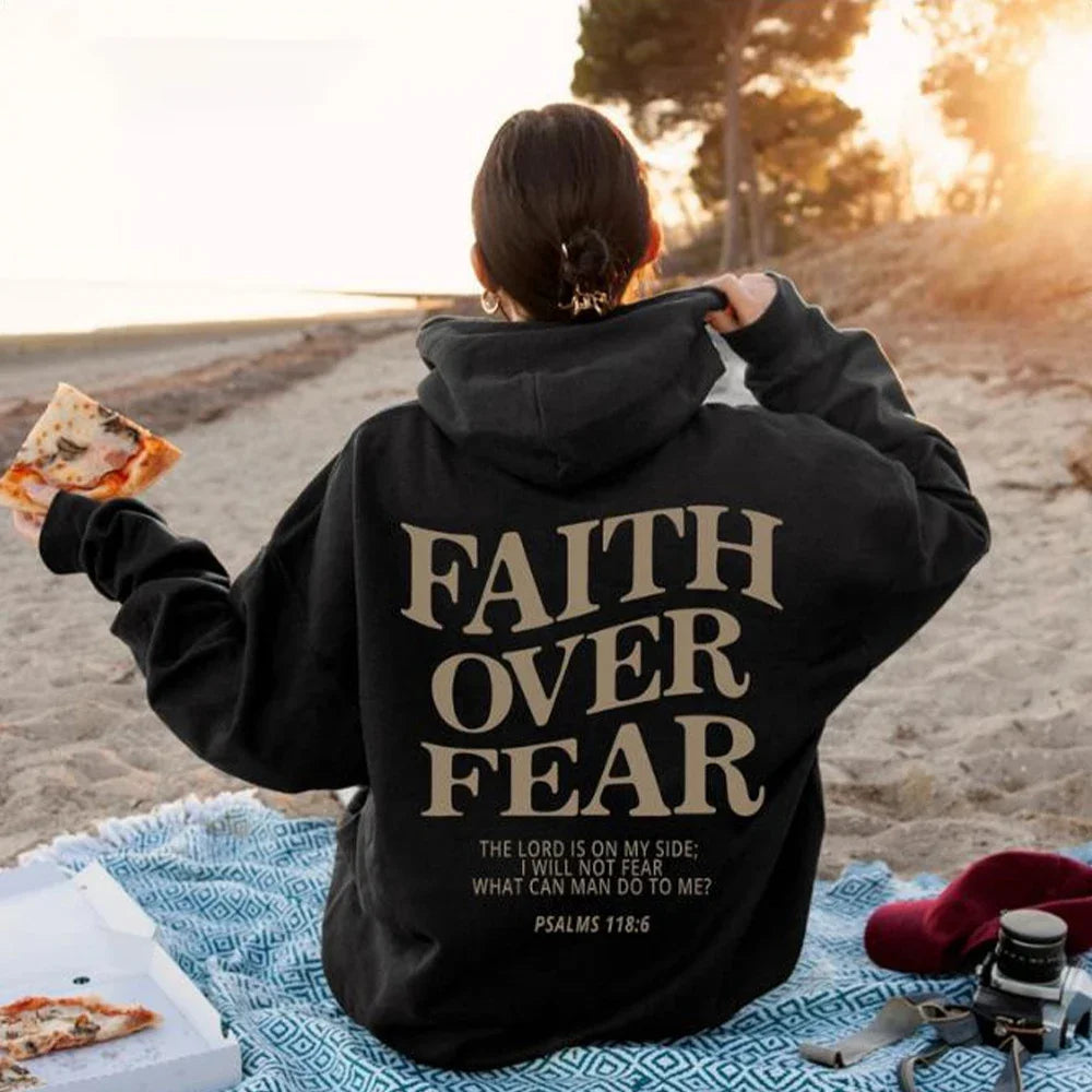 Dames Oversized Hoodie met Faith Over Fear Bijbelvers Print
