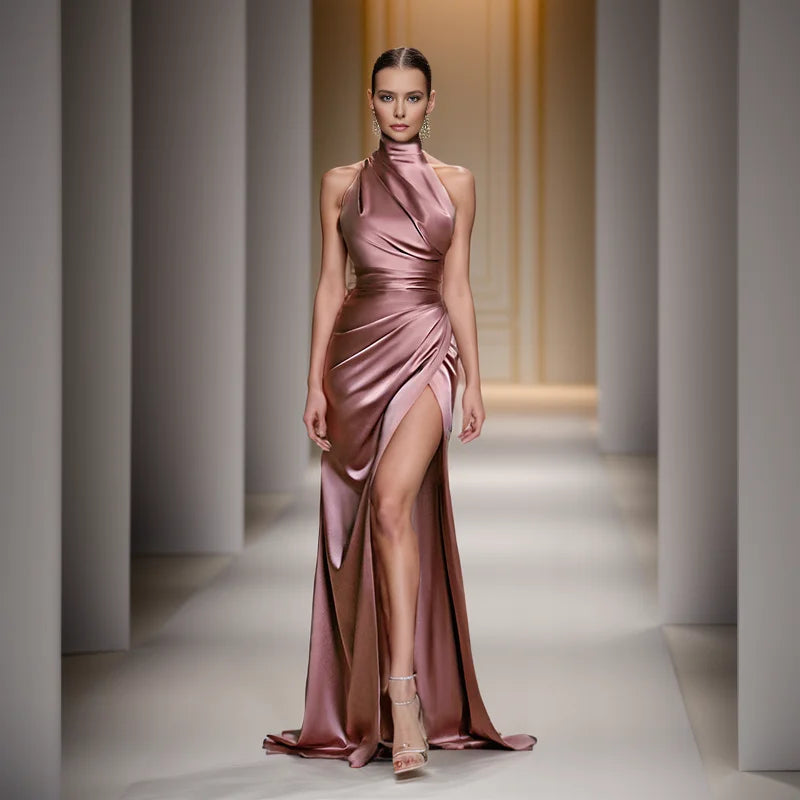 Elegante satijnen maxi-jurk met hoge split en asymmetrische halslijn