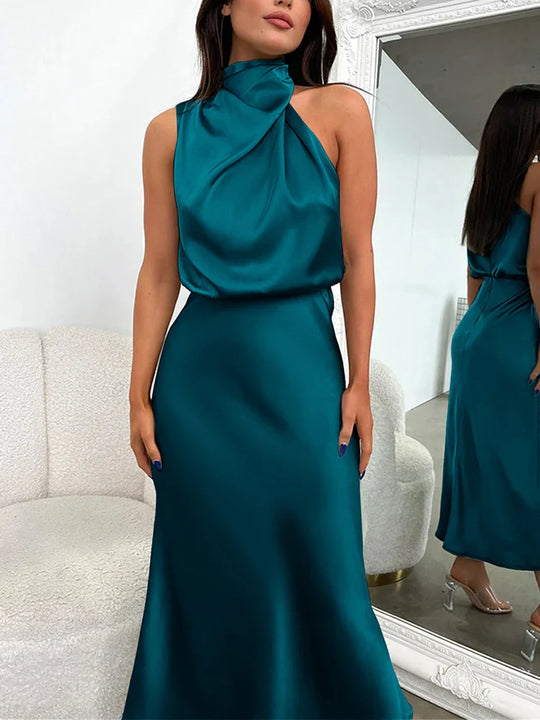 Elegante satijnen midi-jurk met asymmetrische halslijn