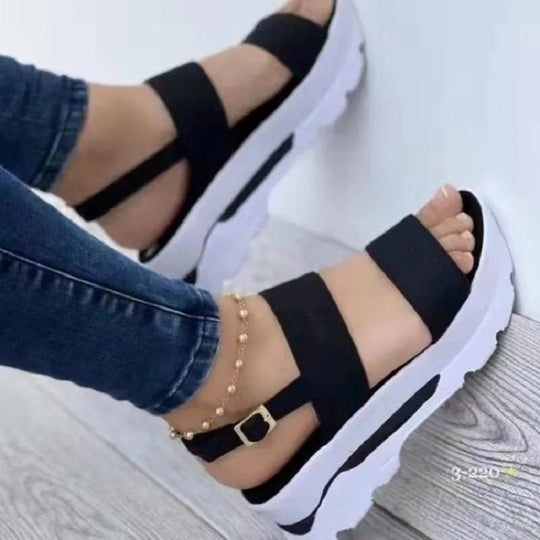 Moderne dames sandalen op een plateau met banden