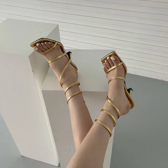 Luxe dames sandalen met hak en gouden banden