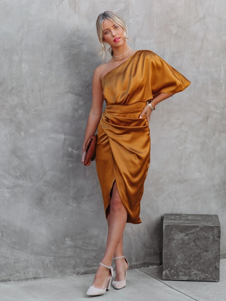 Satijnen midi-jurk met elegante split en losse mouw
