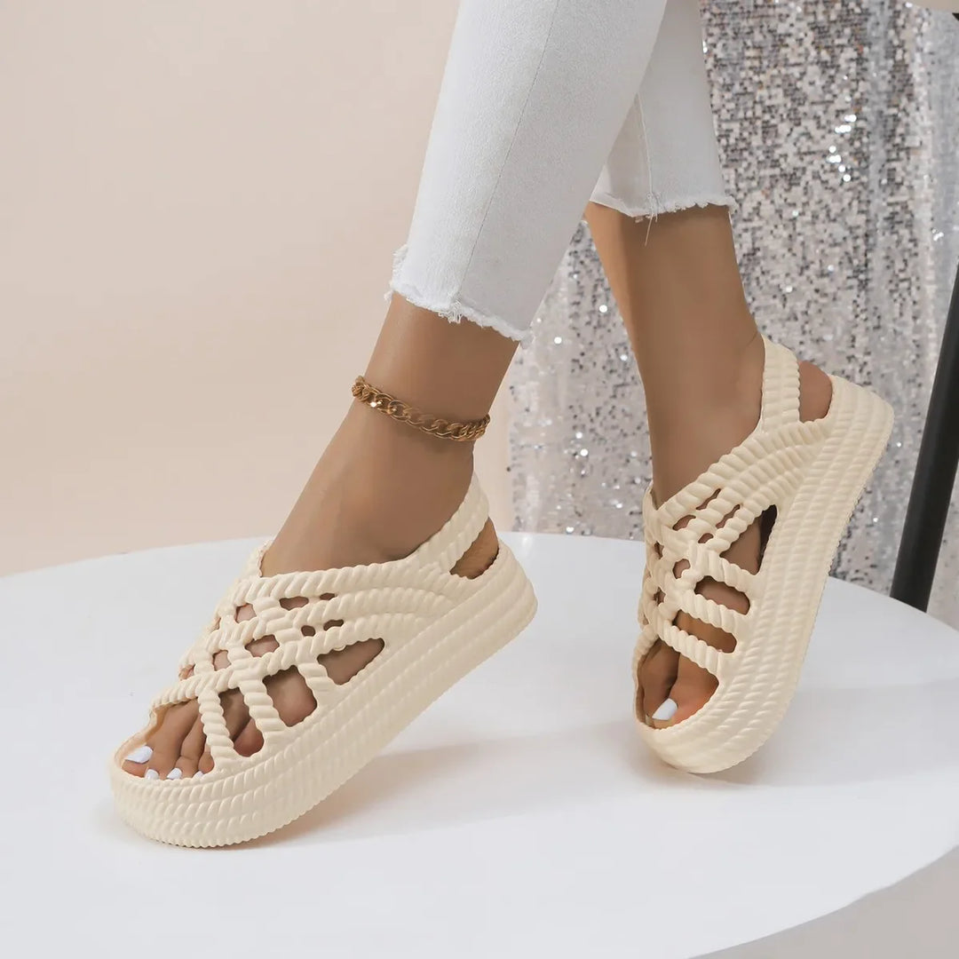 Dames sandalen op een platform met gevlochten banden