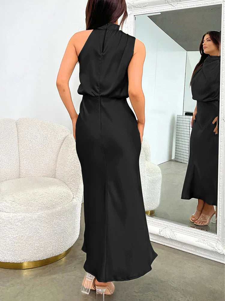 Elegante satijnen midi-jurk met asymmetrische halslijn