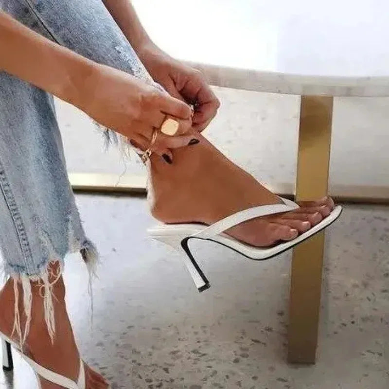 Klassieke zwarte sandalen op een naaldhak