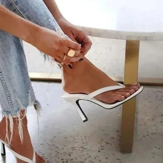 Klassieke zwarte sandalen op een naaldhak