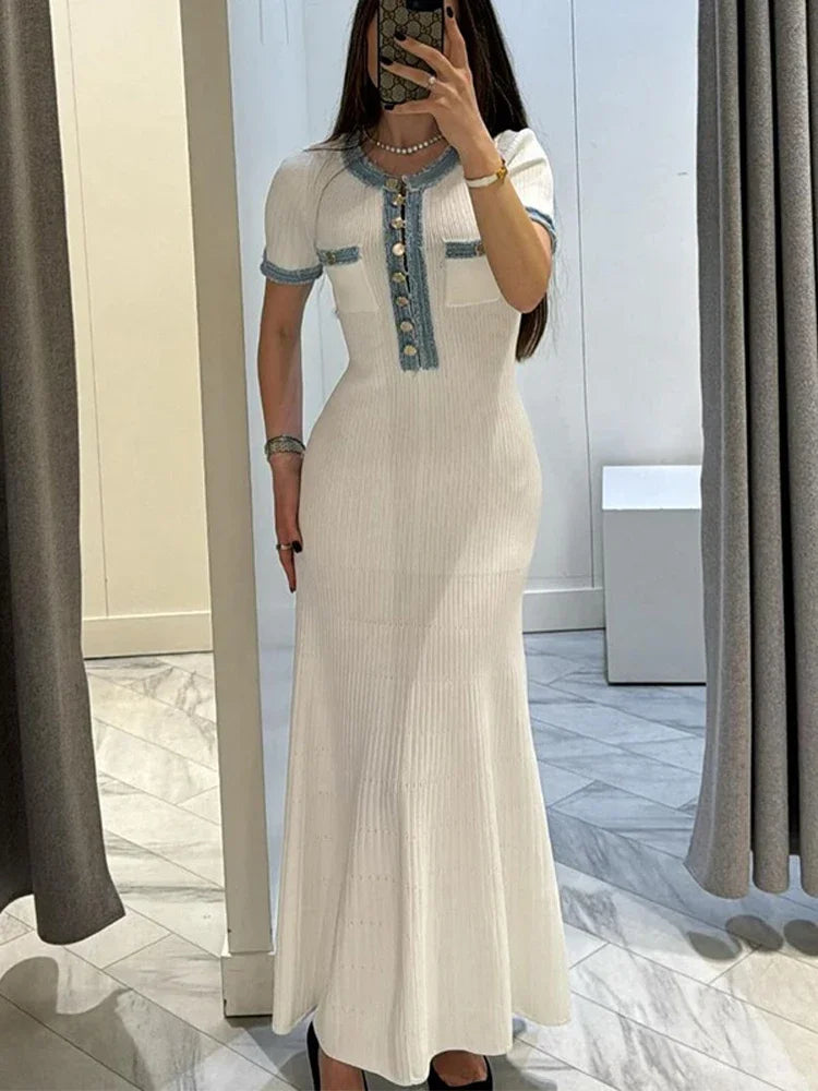 Elegante maxi-jurk met korte mouwen en decoratieve sluiting