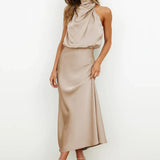 Elegante satijnen midi-jurk met asymmetrische halslijn