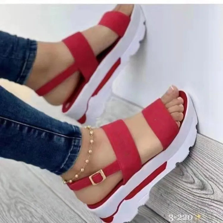 Moderne dames sandalen op een platform met banden