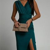 Elegante cocktailjurk met plooien en een split