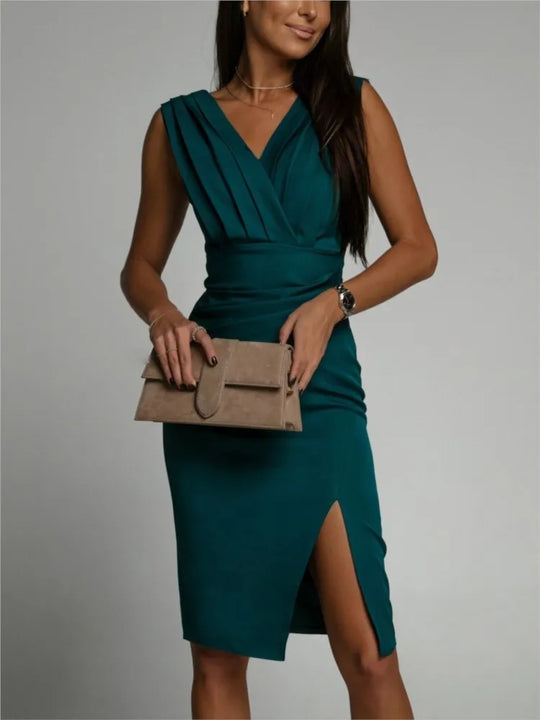 Elegante cocktailjurk met plooien en een split