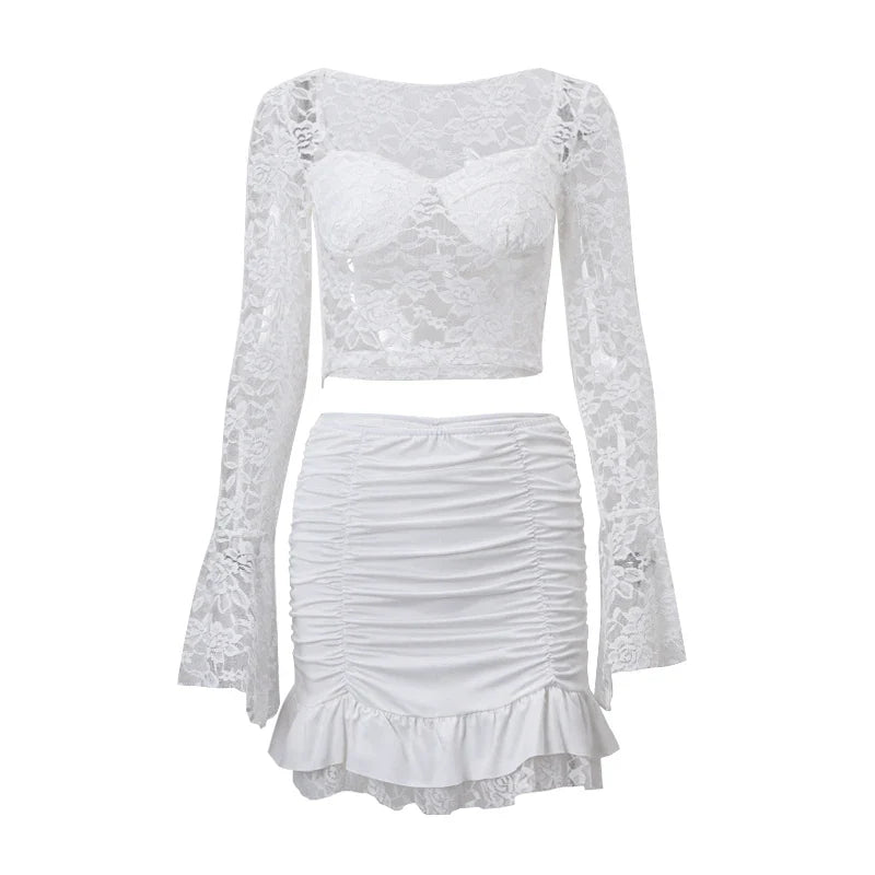 Kanten set: top met lange mouwen en mini rok