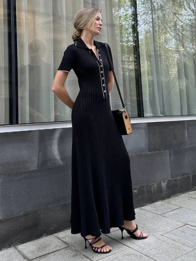 Elegante maxi-jurk met korte mouwen en decoratieve sluiting