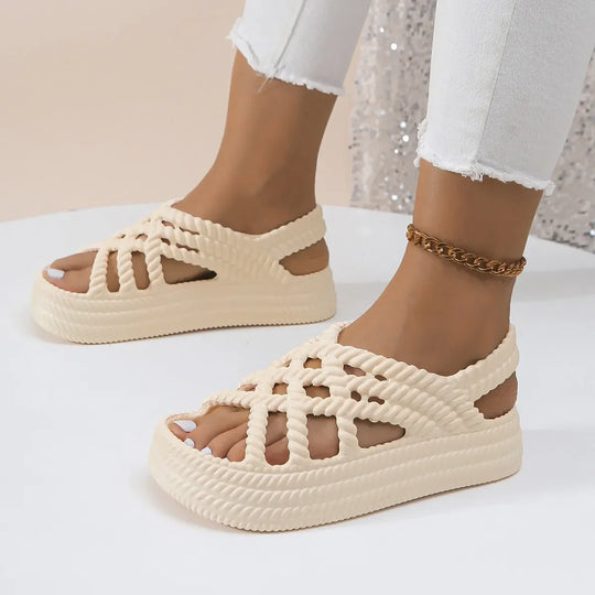 Dames sandalen op een platform met gevlochten banden