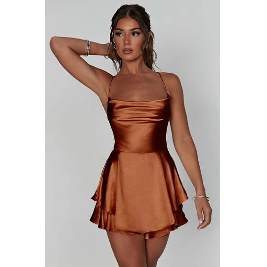 Fijne mini-jurk met open rug en ruffles