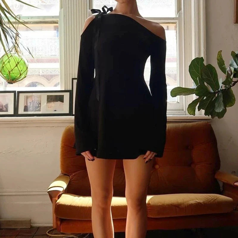 Elegante jurk met één schouder en strik