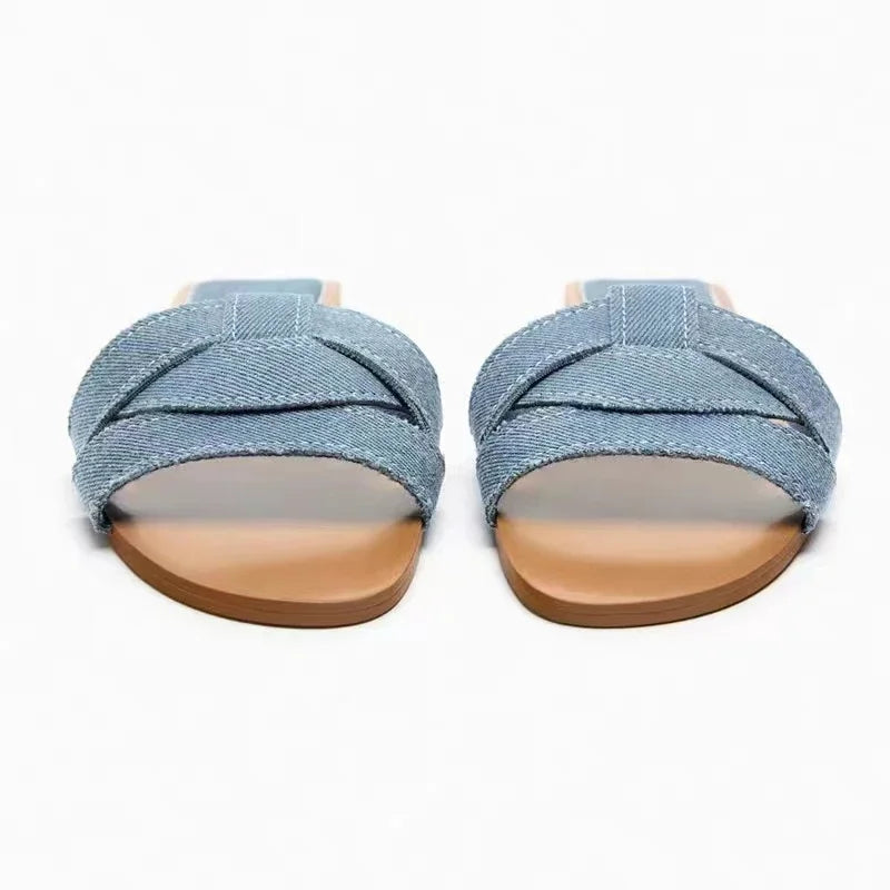 Stijlvolle dames sandalen op een platte zool met gekruiste banden
