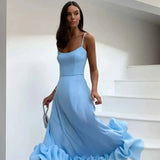 Elegante midi-jurk met spaghettibandjes en ruches