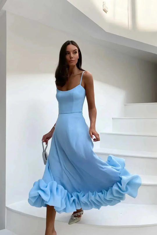 Elegante midi-jurk met spaghettibandjes en ruches