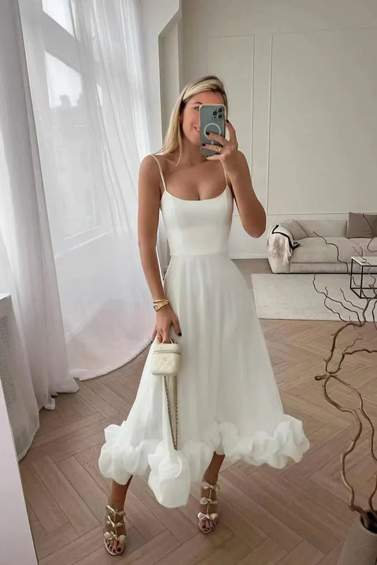 Elegante midi-jurk met spaghettibandjes en ruches
